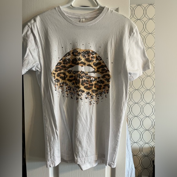 Cheetah print lips graphic tee shirt - Picture 1 of 4